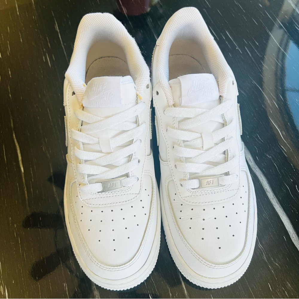 Nike Air Force 1 Low LE Triple White Size 7Y Youth (GS) DH2920-111 Sneakers - Picture 2 of 12
